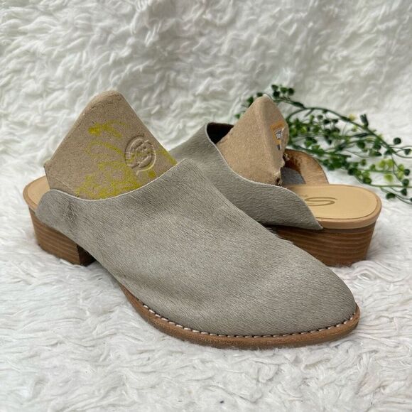 Sbicca Gray Leather Almond Toe Heeled Slip-on Mules Clogs size 8 Faux Fur - Picture 1 of 10